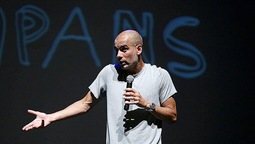 Bayern-Coach Pep Guardiola bei einem Vortrag in Barcelona: "In meinem Leben und mit meiner Arbeit strebe ich in Wirklichkeit keine Titel an, ich suche Liebe, nichts mehr". Bayern-Coach Pep Guardiola bei einem Vortrag in Barcelona: "In meinem Leben und mit meiner Arbeit strebe ich in Wirklichkeit keine Titel an, ich suche Liebe, nichts mehr".