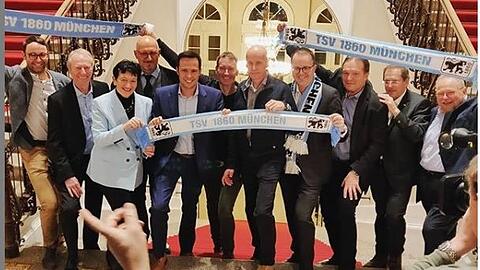 Löwen-Stammtisch im Landtag: Die Politiker um FDP-Fraktionschef Hagen (5.v.l.) mit Oberlöwe Reisinger (5.v.r.).