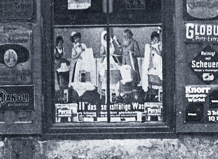 Persil: Als dieses Foto in Bogenhausen entsteht, ist Persil gerade erfunden worden. Forscher datieren das Bild auf "um 1905", die Anzeige des Unternehmens ist jedoch ein Hinweis darauf, dass die Aufnahme nach 1907 entstanden sein muss. Im Juni wird Persil auf den Markt gebracht - als "erstes selbstständiges Waschmittel der Welt", von der Firma Henkel, die es bis heute vertreibt. In Form von Megaperls, Colorgels, Duo-Caps. Davon konnte man damals natürlich noch nichts ahnen...