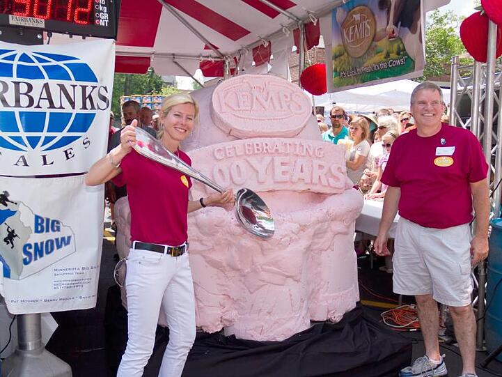 Die 1,67 Meter hohe, 1,88 Meter breite, 1365 Kilogramm schwere Erdbeer-Eiskugel beim "Cedarburg Strawberry Festival" in Wisconsin.