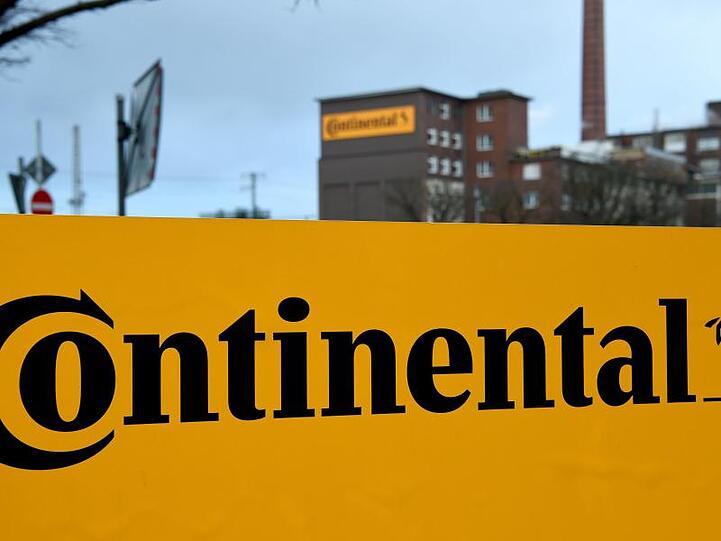 Das Logo der Continental AG steht an der Hauptverwaltung der Continental AG.