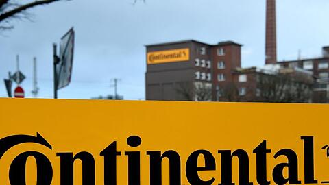 Das Logo der Continental AG steht an der Hauptverwaltung der Continental AG.
