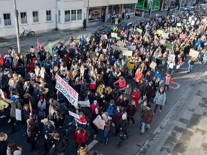 Demonstrationszug in Hannover. In mehr als 50 deutschen Städten gingen mehr als 30.000 Schüler auf die Straße.