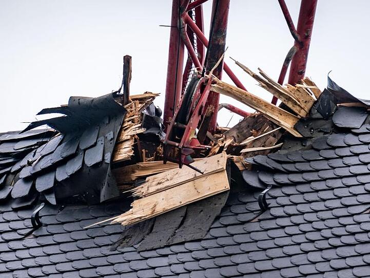 Stärkere Schäden hat ein auf das Dach des Frankfurter Doms gestürzte Kran angerichtet.