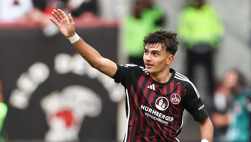 Der Nürnberger Can Uzun jubelt über seinen Treffer zum 2:2.