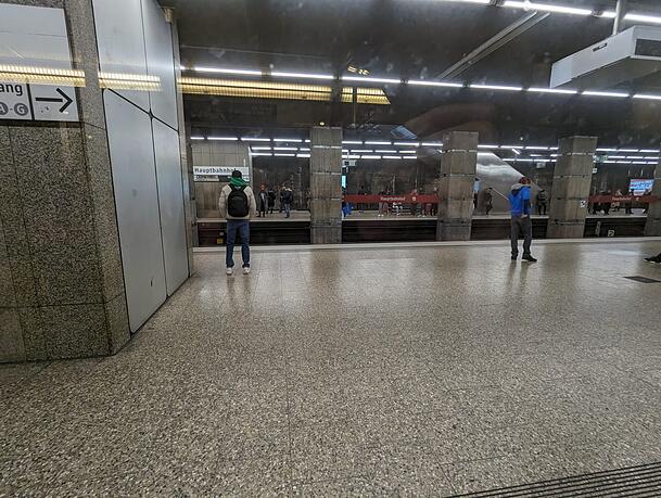 An der U-Bahn-Station des Münchner Hauptbahnhofs ist am Donnerstagmorgen nicht viel los.