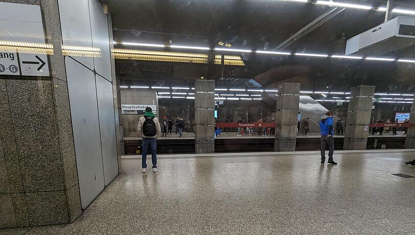 An der U-Bahn-Station des Münchner Hauptbahnhofs ist am Donnerstagmorgen nicht viel los. An der U-Bahn-Station des Münchner Hauptbahnhofs ist am Donnerstagmorgen nicht viel los.