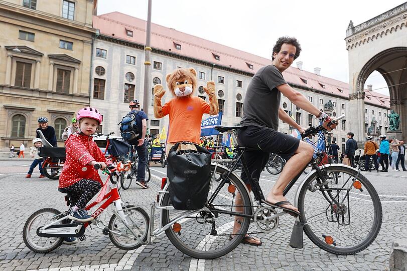 "In allen Nebenstraßen der Balanstraße sind die Gehsteige mit Autos vollgeparkt, wie soll meine kleine Tochter da sicher Fahrrad fahren?", ärgert sich der Ingenieur und Vater Mathias S. (34) aus Perlach. Seine Tochter Alexandra (4) hat innerhalb von einem Tag gelernt, vom Laufrad auf echte Pedale umzusteigen.