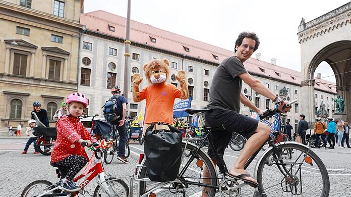 "In allen Nebenstraßen der Balanstraße sind die Gehsteige mit Autos vollgeparkt, wie soll meine kleine Tochter da sicher Fahrrad fahren?", ärgert sich der Ingenieur und Vater Mathias S. (34) aus Perlach. Seine Tochter Alexandra (4) hat innerhalb von einem Tag gelernt, vom Laufrad auf echte Pedale umzusteigen.