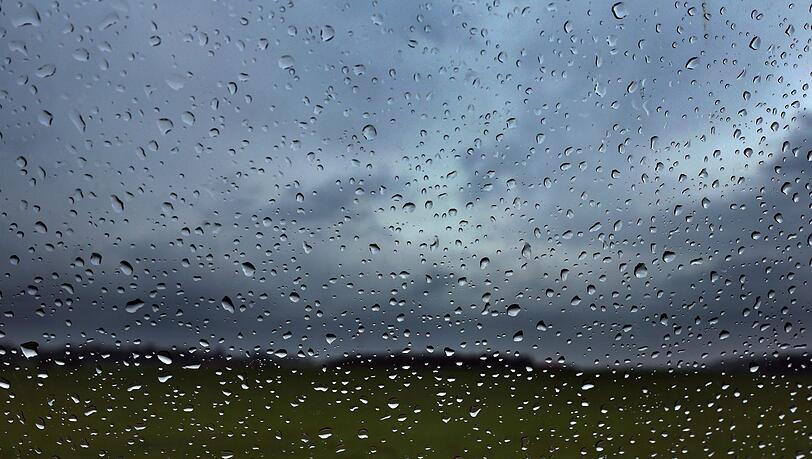 Mit dem Regen sinkt die Waldbrandgefahr in Bayern. (Archivbild)