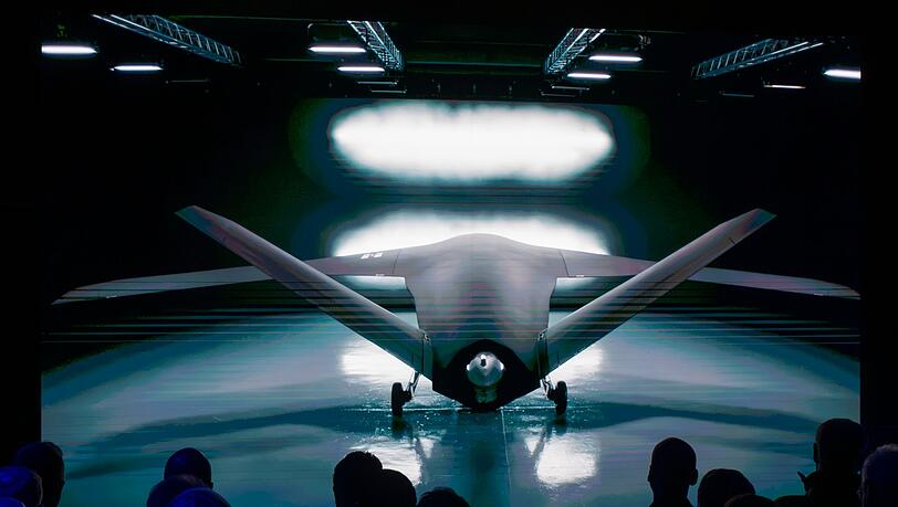 Der Drohnenhersteller Helsing will sich vergr&ouml;&szlig;ern und bereitet den Bau eines neuen Werks vor. Unter anderem will das Unternehmen innerhalb von vier Jahren ein KI-gesteuertes unbemanntes Kampfflugzeug entwickeln. (Archiv)