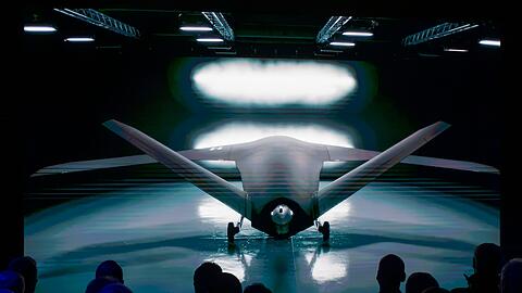 Der Drohnenhersteller Helsing will sich vergr&ouml;&szlig;ern und bereitet den Bau eines neuen Werks vor. Unter anderem will das Unternehmen innerhalb von vier Jahren ein KI-gesteuertes unbemanntes Kampfflugzeug entwickeln. (Archiv)