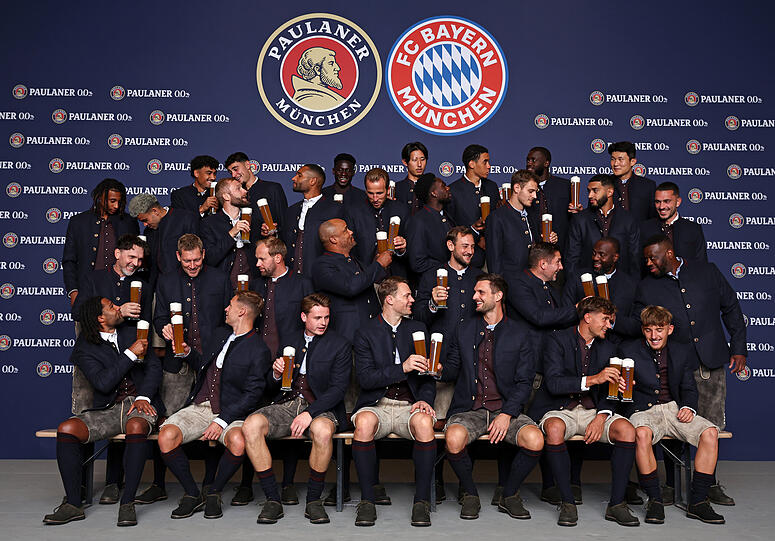 Die Stars des FC Bayern beim alljährlichen Lederhosen-Shooting von Paulaner. Die Stars des FC Bayern beim alljährlichen Lederhosen-Shooting von Paulaner.