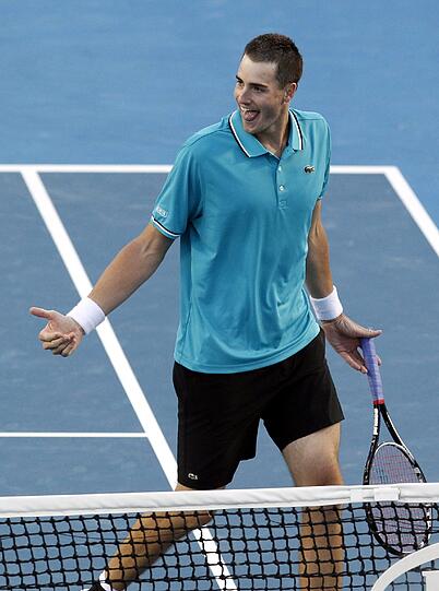 Schläger-Schmeißen und wilde Diskussionen mit dem Schiedsrichter: Nach seiner knappen Niederlage gegen Marathon-Mann John Isner rastet David Nalbandian aus. Die Bilder!
