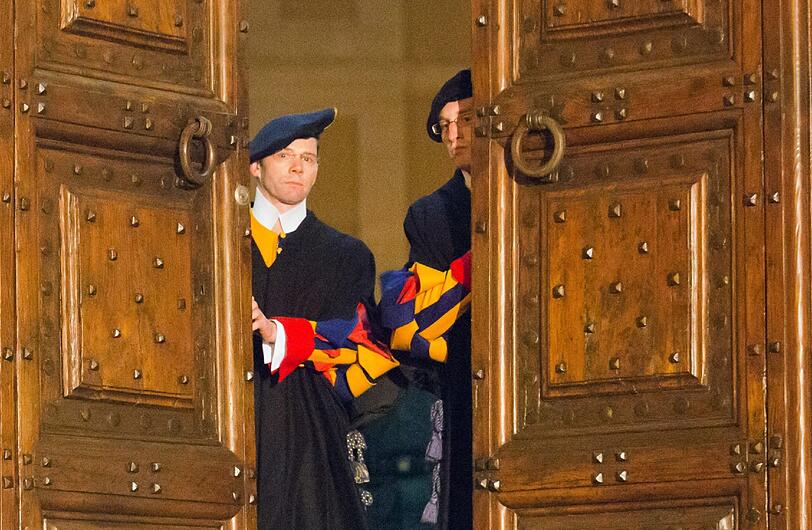 Zwei Männer der Schweizer Garde schließen um 20 Uhr das Tor des Palast in Castel Gandolfo: Das Pontifikat von Papst Benedikt XVI. ist beendet.