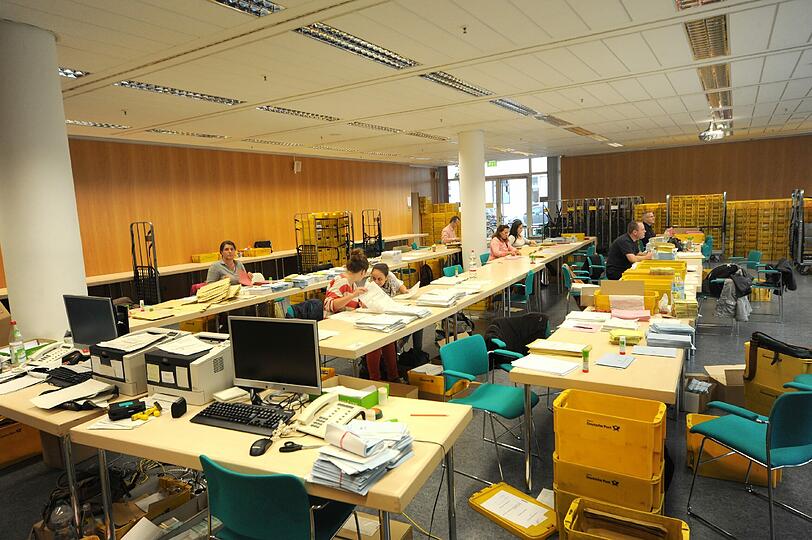 Hier im Kreisverwaltungsreferat werden die Unterlagen für die Briefwähler eingetütet und versandt. Übrigens: Die meisten Mitarbeiter wollten nicht aufs Foto, nur deshalb wirkt es so leer.
