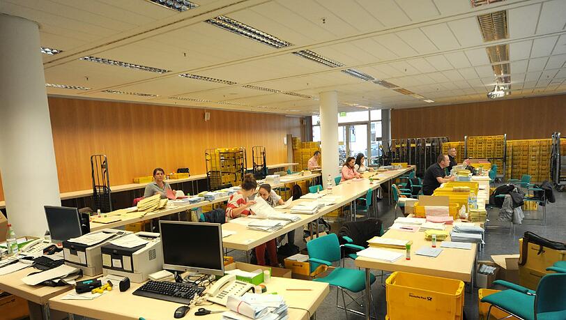 Hier im Kreisverwaltungsreferat werden die Unterlagen für die Briefwähler eingetütet und versandt. Übrigens: Die meisten Mitarbeiter wollten nicht aufs Foto, nur deshalb wirkt es so leer. Hier im Kreisverwaltungsreferat werden die Unterlagen für die Briefwähler eingetütet und versandt. Übrigens: Die meisten Mitarbeiter wollten nicht aufs Foto, nur deshalb wirkt es so leer.