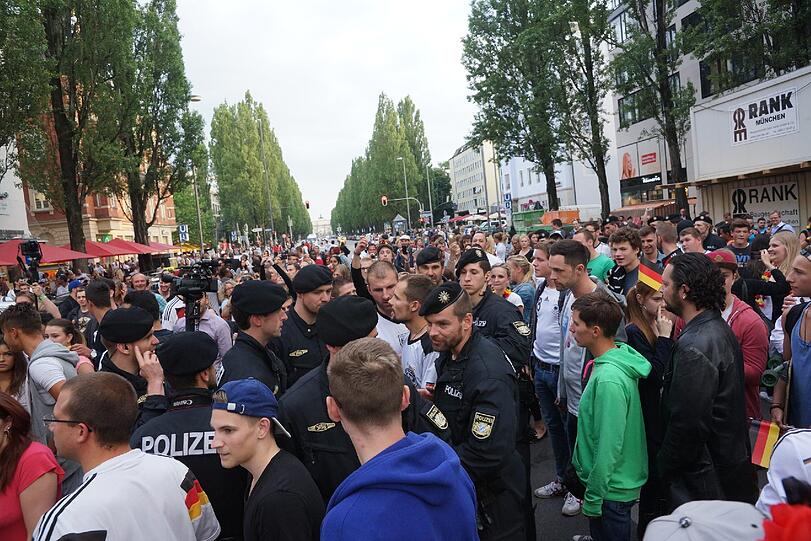 So feierten die Fußball-Fans auf der Münchner Leopoldstraße.