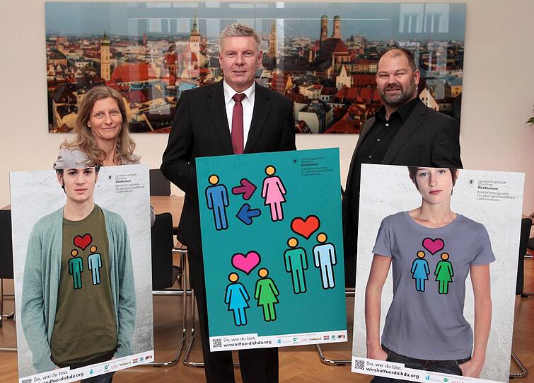 Oberbürgermeister Dieter Reiter (Mitte) hat gestern gemeinsam mit Ulrike Mößbauer und Andreas Unterforsthuber von der städtischen Koordinierungsstelle die neuen Plakate vorgestellt.