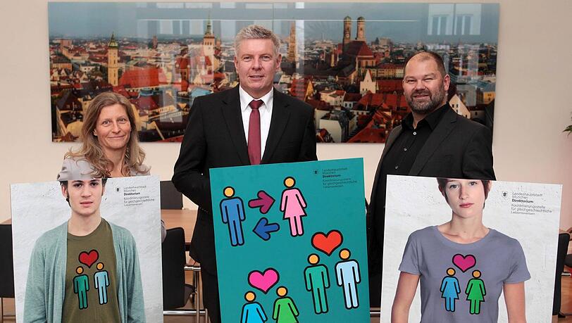 Oberbürgermeister Dieter Reiter (Mitte) hat gestern gemeinsam mit Ulrike Mößbauer und Andreas Unterforsthuber von der städtischen Koordinierungsstelle die neuen Plakate vorgestellt. Oberbürgermeister Dieter Reiter (Mitte) hat gestern gemeinsam mit Ulrike Mößbauer und Andreas Unterforsthuber von der städtischen Koordinierungsstelle die neuen Plakate vorgestellt.