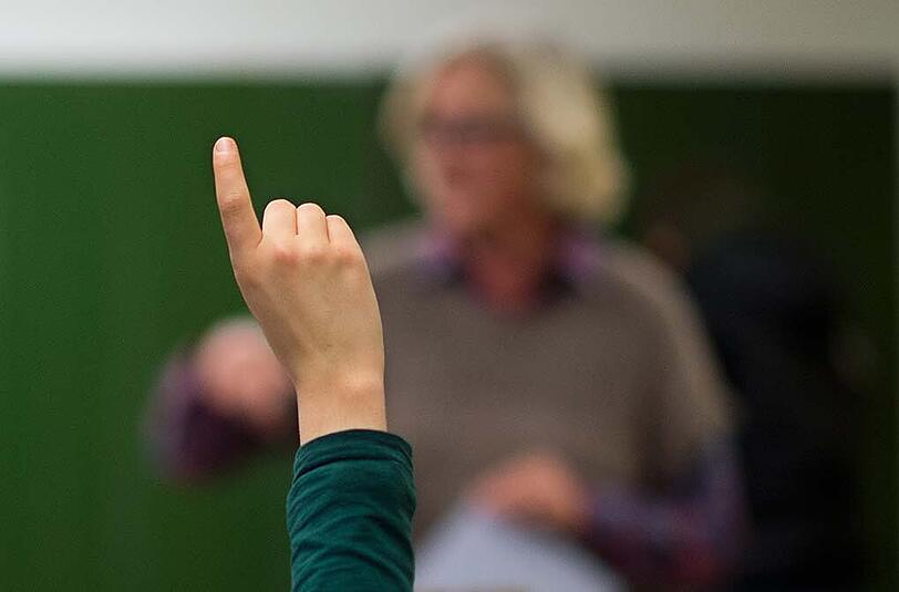 Stromschläge für Schüler und rassistische Äußerungen: Das wird einem Lehrer vor dem Landsgericht Kronach vorgeworfen. (Archivbild)