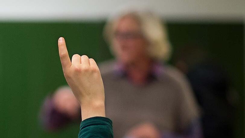 Stromschläge für Schüler und rassistische Äußerungen: Das wird einem Lehrer vor dem Landsgericht Kronach vorgeworfen. (Archivbild) Stromschläge für Schüler und rassistische Äußerungen: Das wird einem Lehrer vor dem Landsgericht Kronach vorgeworfen. (Archivbild)