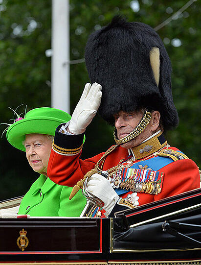 Mit einer farbenprächtigen Militärparade im Herzen Londons feiert Großbritannien den 90. Geburtstag von Königin Elizabeth II. Eine der Wachen verließen dabei die Kräfte - er kollabierte. Die Bilder...