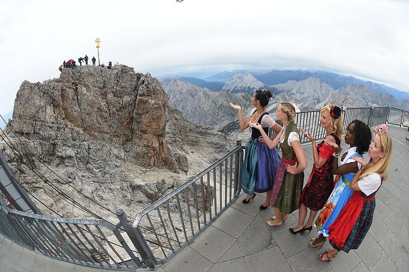 Fesche Madln: Beim diesjährigen "Dirndlgipfel&ldquo; wurden die neuesten Trachten-Trends der Modedesigner auf der Zugspitze präsentiert.