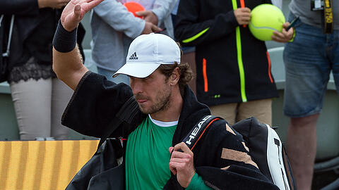 Mischa Zverev aus Deutschland verlässt nach seinem Halbfinale gegen Lopez aus Spanien den Centercourt.