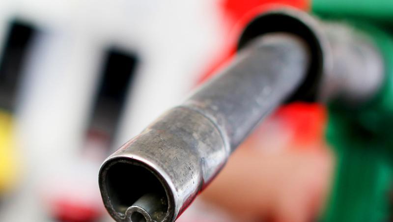 Aus einem Tankrüssel an einer Tankstelle tropft Benzin. Aus einem Tankrüssel an einer Tankstelle tropft Benzin.