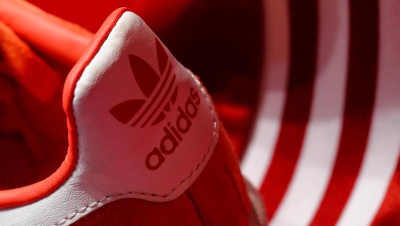 Ein Schuh des Sportartikelherstellers adidas wird am Rande der Hauptversammlung ausgestellt. Foto: Daniel Karmann/dpa/Archivbild Ein Schuh des Sportartikelherstellers adidas wird am Rande der Hauptversammlung ausgestellt. Foto: Daniel Karmann/dpa/Archivbild
