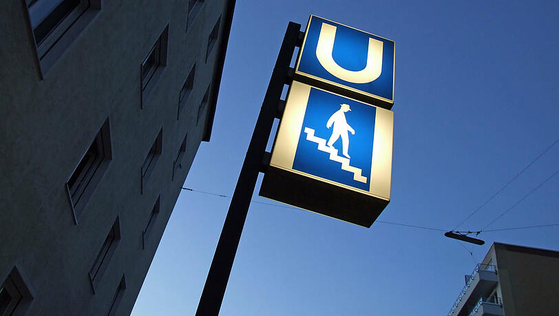 Der Mann stürzte in der U6 bei einem Bremsmanöver. (Symbolbild)