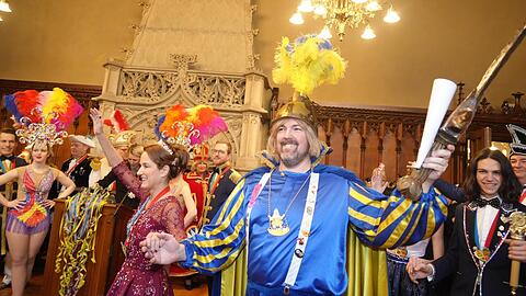 Herzog Kasimir tanzt natürlich an vorderster Front beim Empfang im Rathaus.