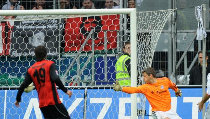 Frankfurts Juvhel Tsoumou bezwingt Jörg Butt, 102 Sekunden später wird auch Fenin noch treffen. Frankfurts Juvhel Tsoumou bezwingt Jörg Butt, 102 Sekunden später wird auch Fenin noch treffen.