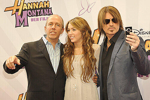 Mit dabei: Ihr leiblicher und Filmvater Billy Ray Cyrus (r.) und der Regisseur Peter Chelsom (l.)