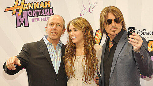 Mit dabei: Ihr leiblicher und Filmvater Billy Ray Cyrus (r.) und der Regisseur Peter Chelsom (l.) Mit dabei: Ihr leiblicher und Filmvater Billy Ray Cyrus (r.) und der Regisseur Peter Chelsom (l.)