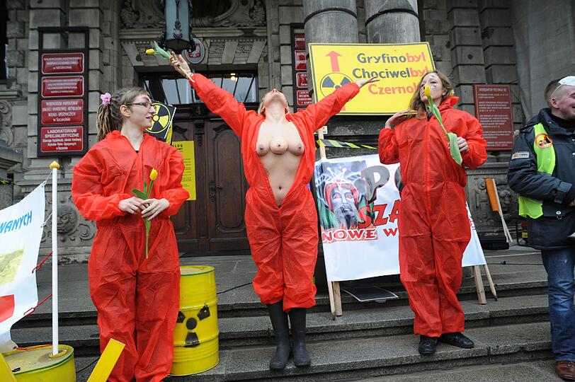 PROTEST MIT ATOM-BUSEN: Das ist mal ein Hingucker! Eine junge Frau hat sich einen dritten "Atom-Busen" zwischen die echten Brüste geklebt und demonstriert in Polen gegen Kernkraft