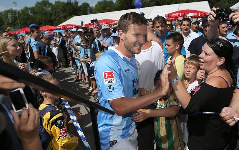 Daniel Adlung beim "Bullriding" und Moritz Volz beim Crepes kochen: Nach dem denkbar knappen Pokalerfolg am Freitag gegen Heidenheim, standen am Sonntag beim Fanfest der Löwen die Sechziger-Fans im Mittelpunkt. Die besten Bilder!
