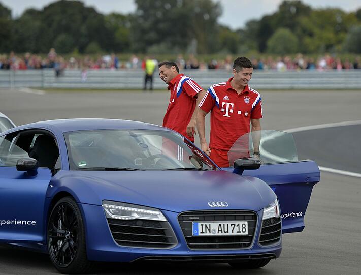 Die Bayern-Stars mit ihren neuen Dienstwagen.
