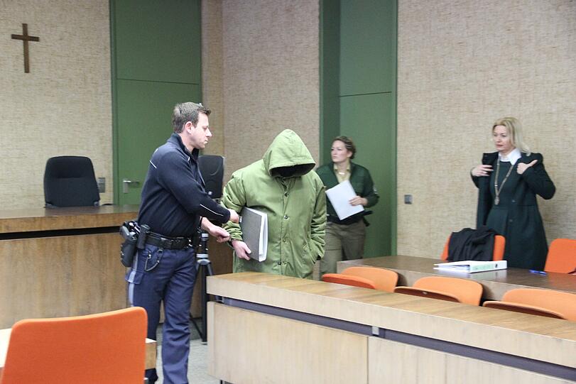 Der Sex-Täter vom Tegernsee: Ulf G. wird zu Prozessbeginn in Handschellen in den Gerichtssaal geführt.