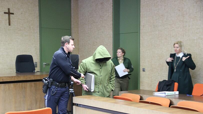 Der Sex-Täter vom Tegernsee: Ulf G. wird zu Prozessbeginn in Handschellen in den Gerichtssaal geführt. Der Sex-Täter vom Tegernsee: Ulf G. wird zu Prozessbeginn in Handschellen in den Gerichtssaal geführt.