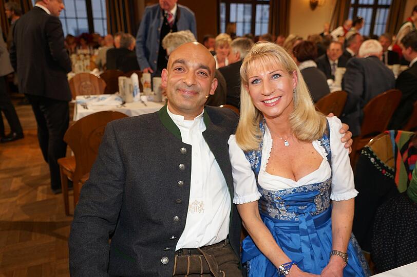 Kabarettist Django Asül nach seiner Rede mit Karin Baumüller-Söder, der Ehefrau von Markus Söder.