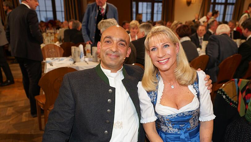 Kabarettist Django Asül nach seiner Rede mit Karin Baumüller-Söder, der Ehefrau von Markus Söder.