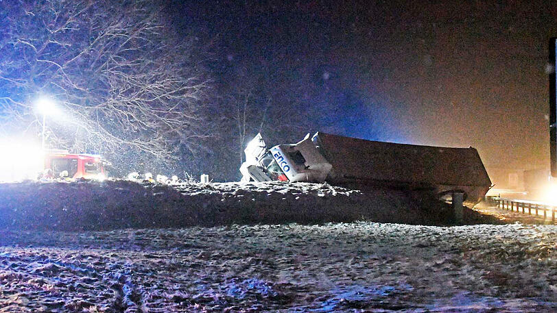 Der Lkw war im Schneetreiben in einen Schutzwall gefahren und kippte um. Die Ausfahrt Hofolding war lange gesperrt.