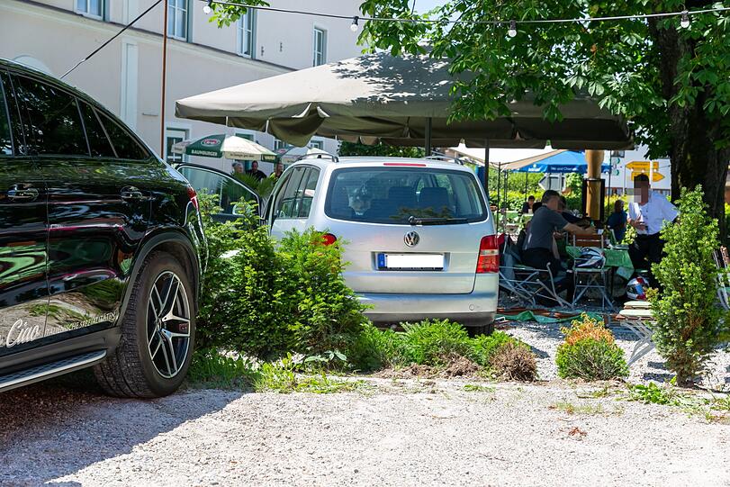 Die Fahrerin des VW Touran erlitt einen Schock und wurde vom Bayerischen Roten Kreuz behandelt. Auch Einsatzkräfte der Feuerwehr Truchtlaching waren vor Ort.