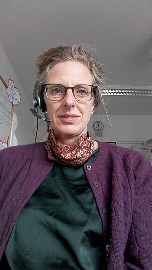 Beate Springorum am Telefon der Feuerwehr.