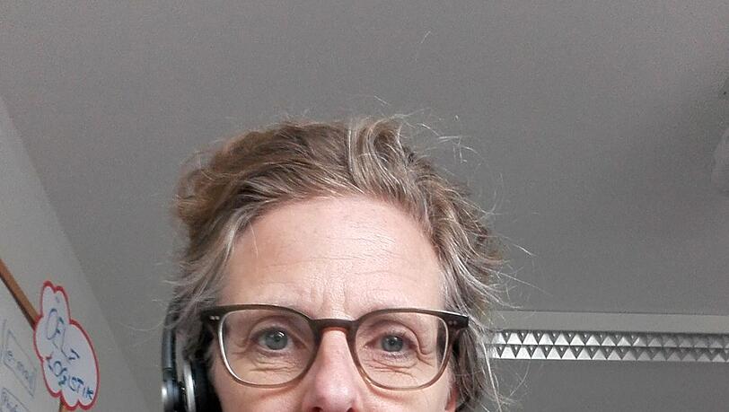 Beate Springorum am Telefon der Feuerwehr. Beate Springorum am Telefon der Feuerwehr.