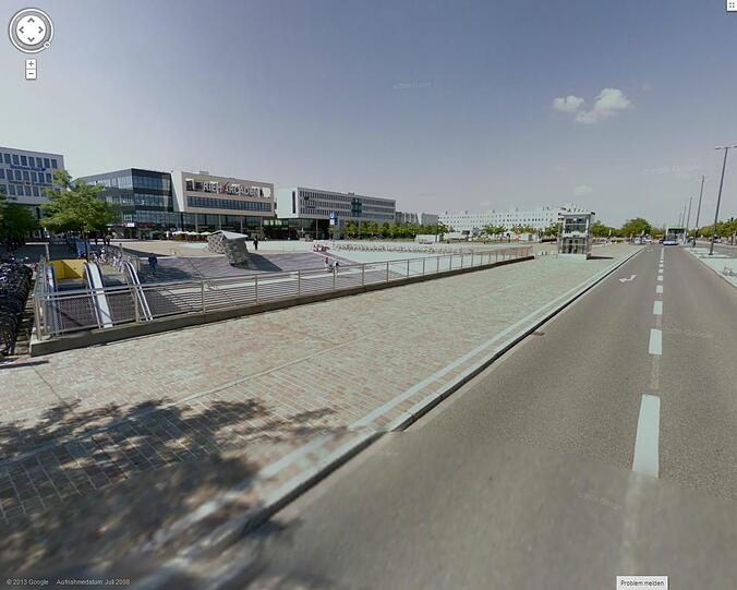 Eine weite, leere Fläche: Der Willy-Brandt-Platz in der Messestadt Riem.