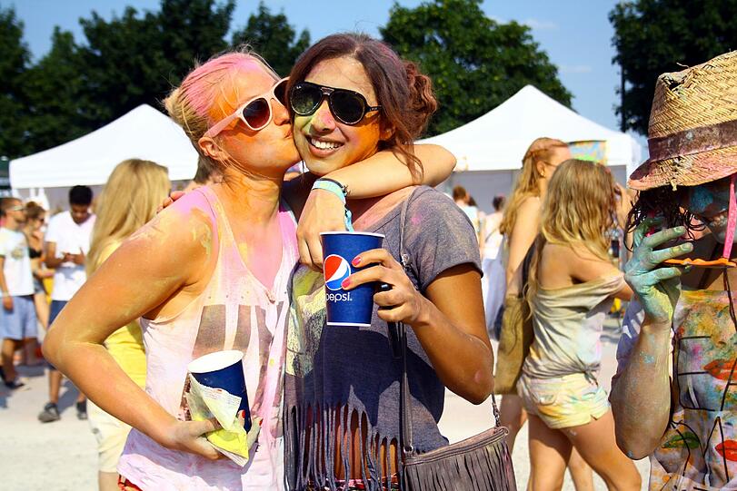 Bunter geht nicht: Das Holi One Color Festival in Riem. Die Bilder.