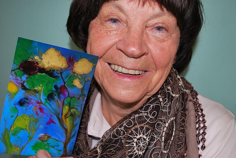 Die 82-jährige Künstlerin Anneliese Bajar malt einige ihre Bilder mit Farben, die heilen sollen.